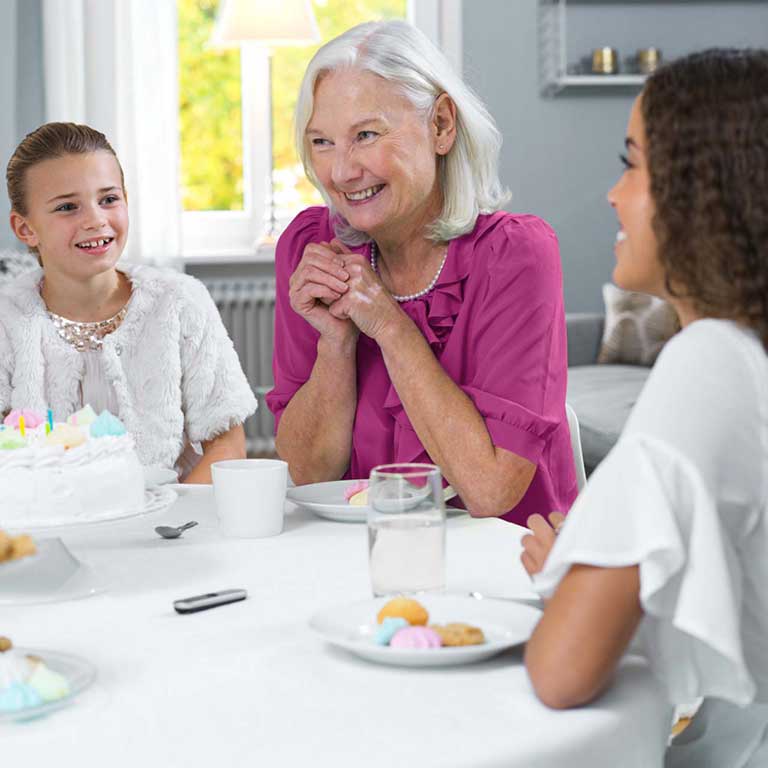 奶奶與兩位孫女坐在餐桌 - Roger On麥克風擺在她們面前的桌上